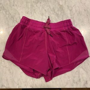 Lululemon Cranberry Hotty Hot Short Long Sz 6